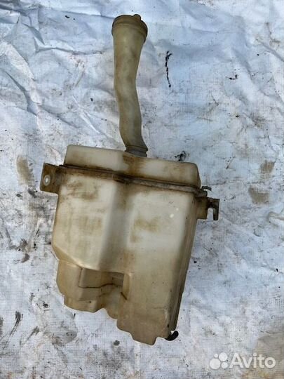 Бачок омывателя лобового стекла Nissan Maxima (A32