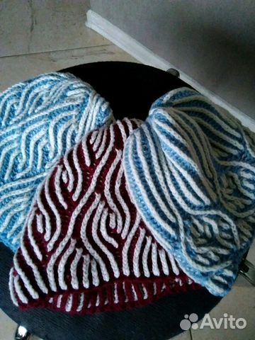 Двусторонние шапочки связаны в стиле,бриош