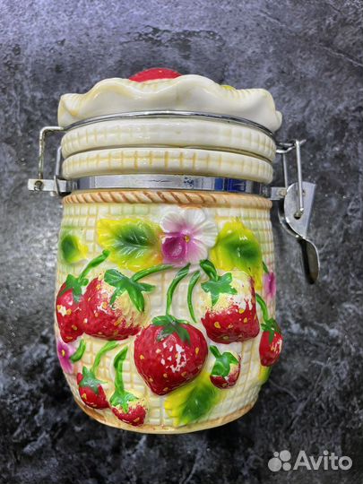 Банка с крышкой