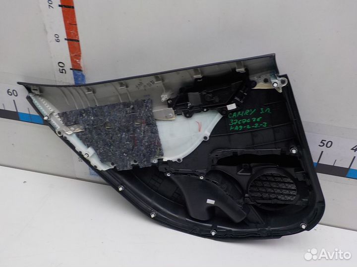 Обшивка двери задней правой на Toyota Camry