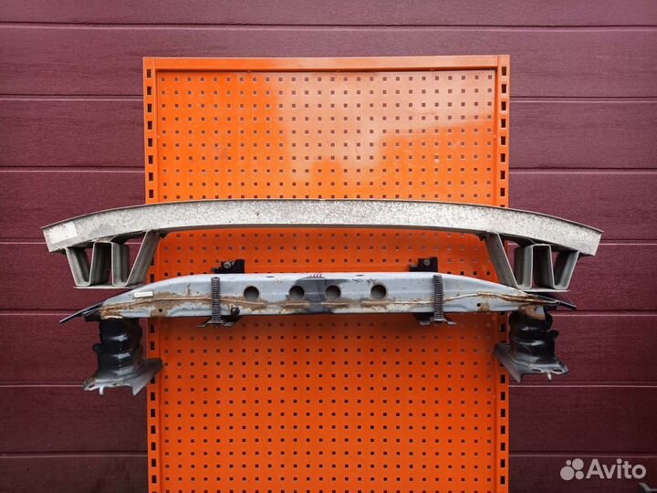 Усилитель бампера Тойота Авенсис