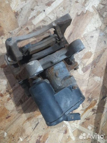 Суппорт задний правый Volkswagen Passat B7