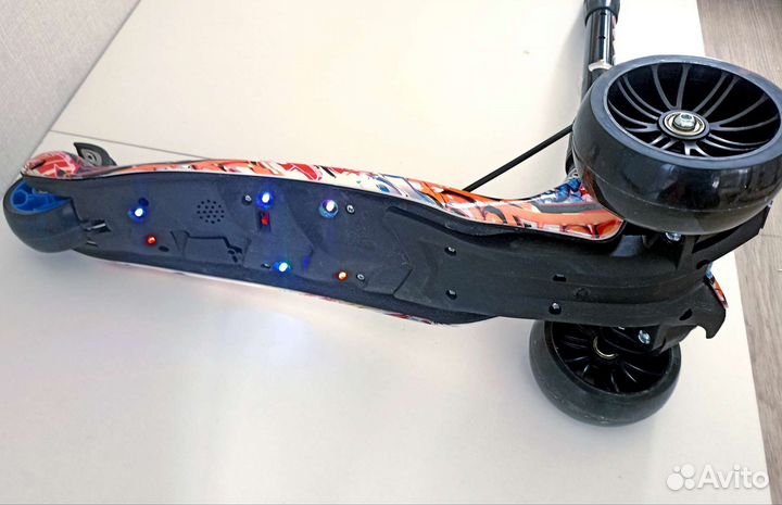 Самокат детский трёхколёсный (музыка, подсветка)