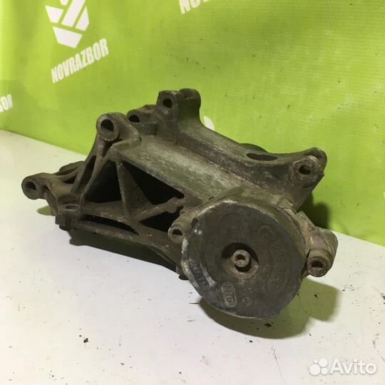 Кронштейн генератора Фольксваген Гольф 3 Венто