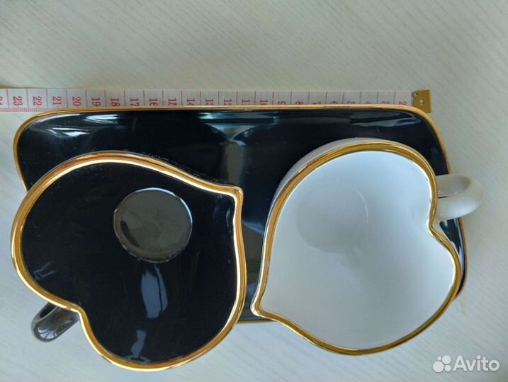 Две чашки сердечки на подставке