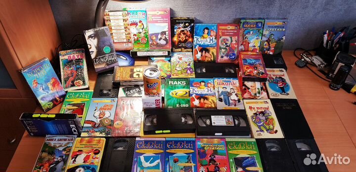 Видео кассеты мультфильмов и пару фильмов