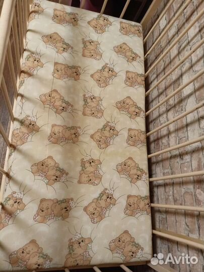 Детская кроватка с маятником