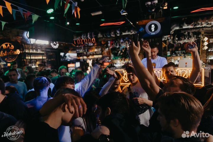 Бармен в ночной клуб/бар