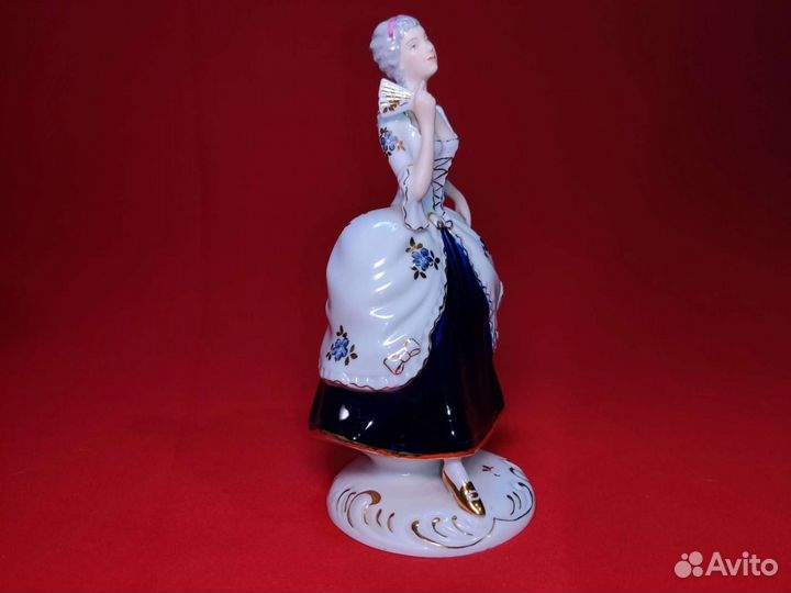 Статуэтка фарфоровая 