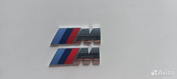 Эмблема на крыло BMW M