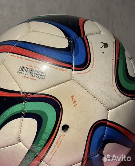 Футбольный мяч adidas brazuca 2014 год