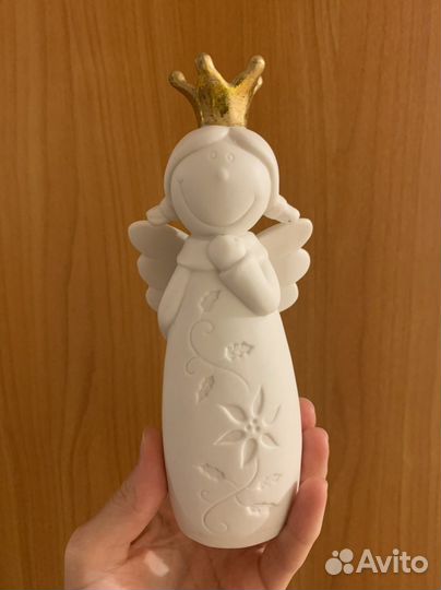 Различные статуэтки в виде ангелов