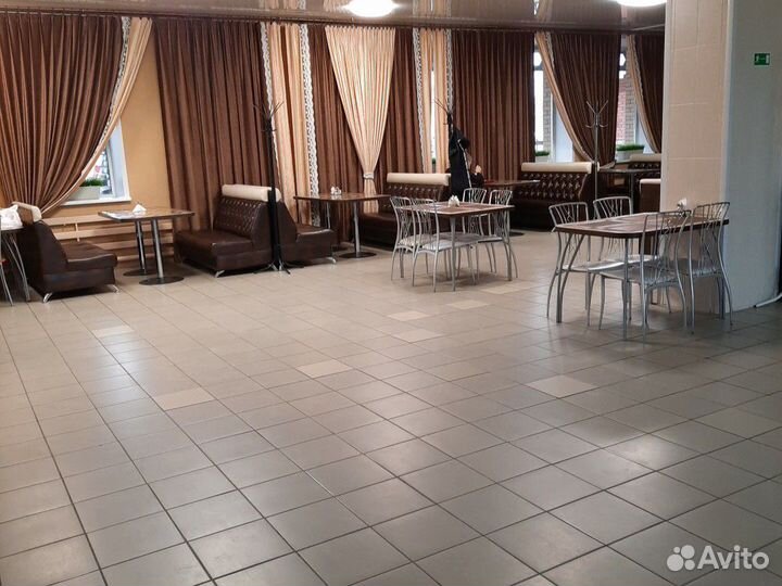 Кухонный работник в кафе