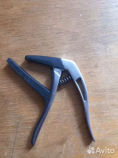 Каподастр для гитары