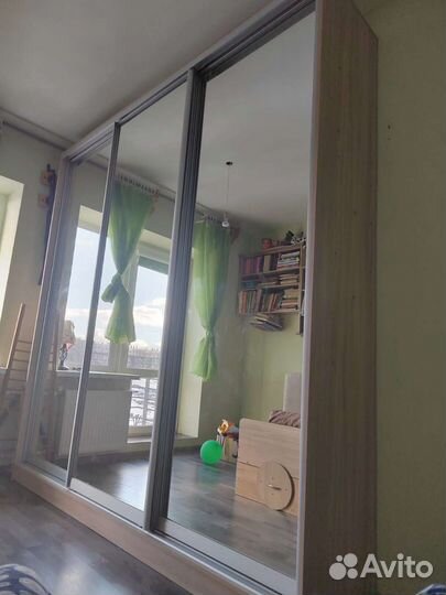 Шкаф трехстворчатый бу с зеркальными тремя дверями