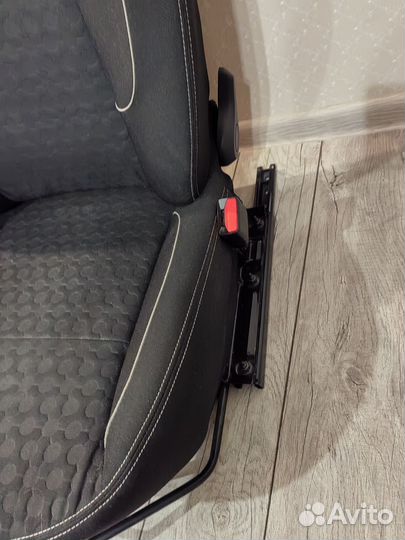 Кресло пассажира новое на Рено Логан 2
