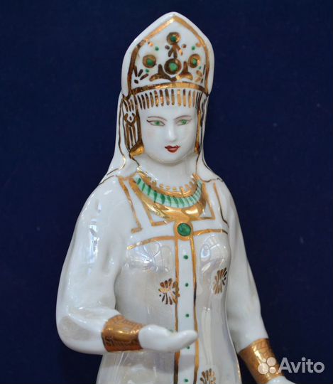 Фарфоровая статуэтка- хозяйка медной горы. дулево