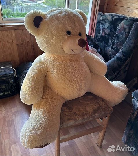 Большой плюшевый медведь