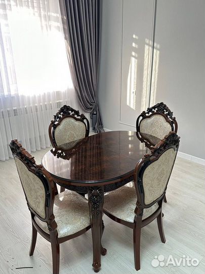 Кухонный стол и стулья