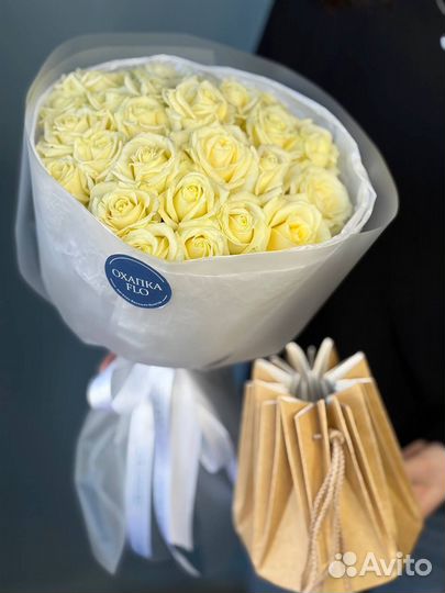 25 белых роз на 8 Марта