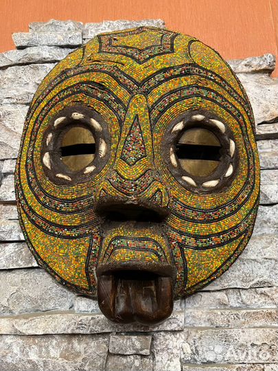 Редкая африканская деревянная маска с бисером