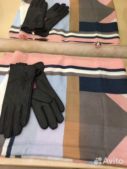 Палантин и кожаные перчатки