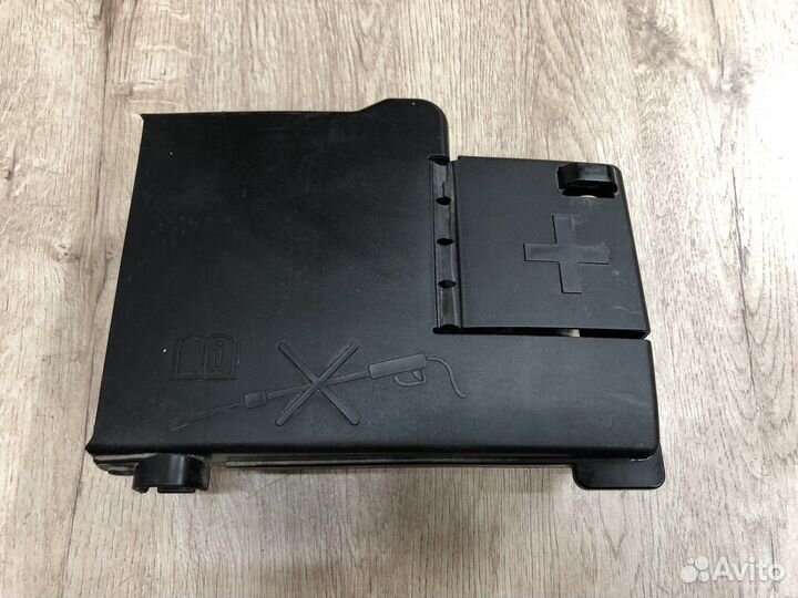 Блок предохранителей на акб Опель Астра j