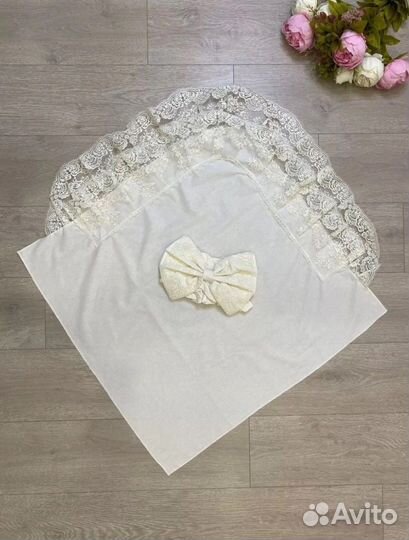 Кружевной уголок на выписку с бантом