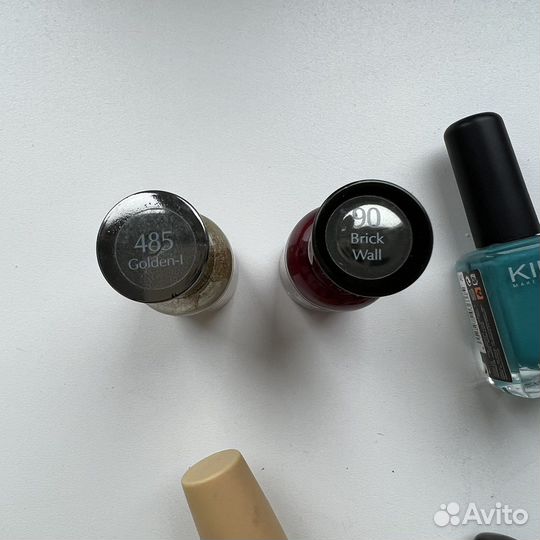 Лаки для ногтей и разделитель для педикюра