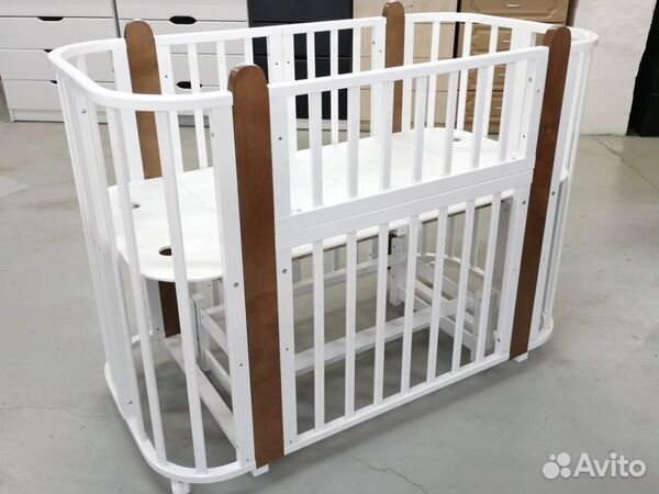 Детская кроватка с маятником
