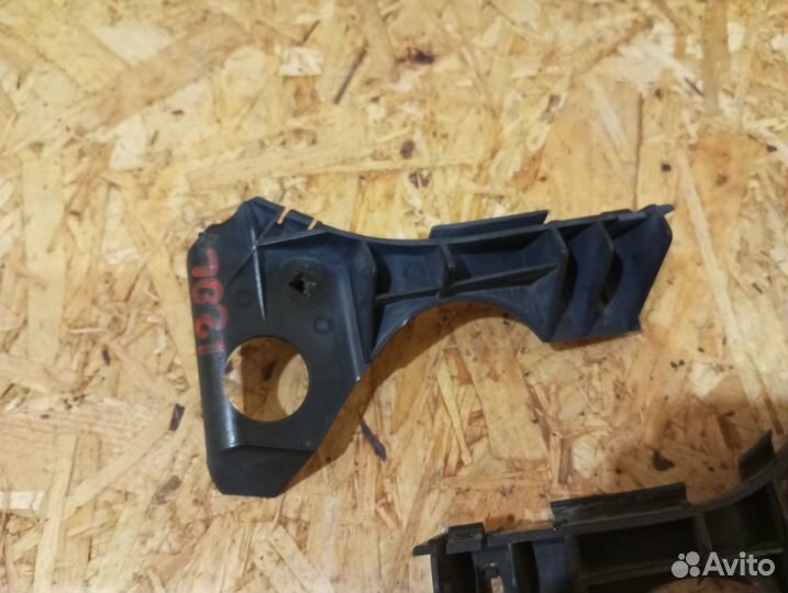 Крепление бампера переднее Toyota Corolla Fielder