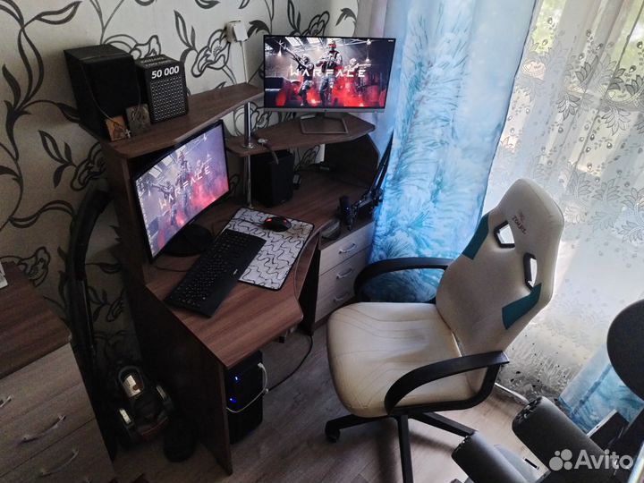 Компьютерный стол, игровое кресло, системник