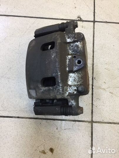 Суппорт тормозной передний правый Nissan Armada