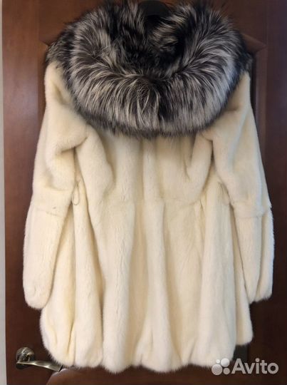 Шуба норковая с капюшоном из чернобурки