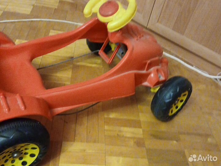 Детская машинка с педалями