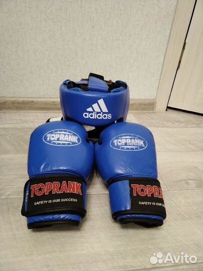 Боксерские перчатки и шлем