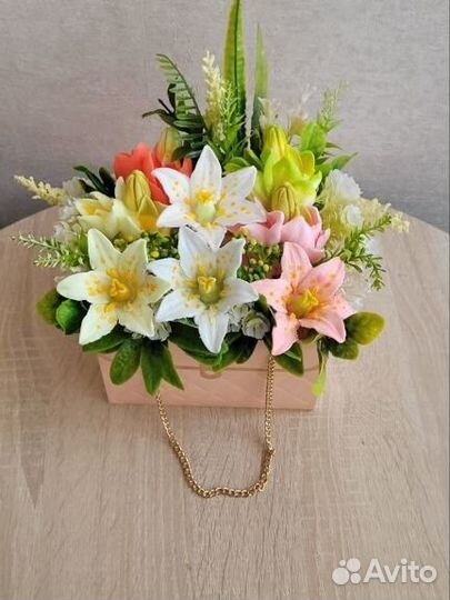 Букет нежных лилий в сумочке