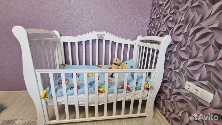 Детская кроватка с маятником и ящиком