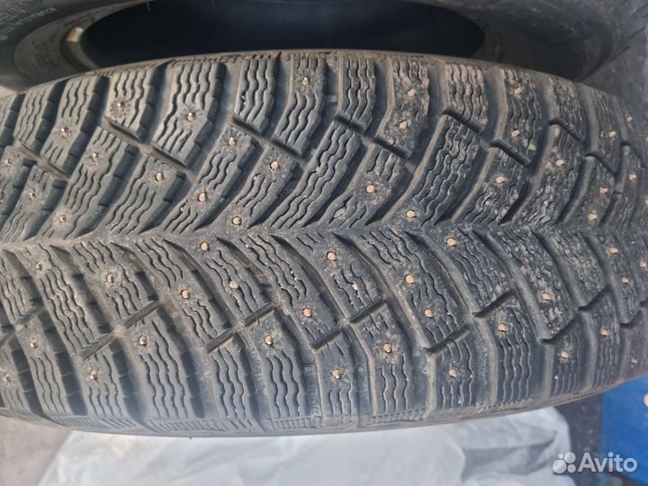 Michelin X-Ice North 4 215/65 R16