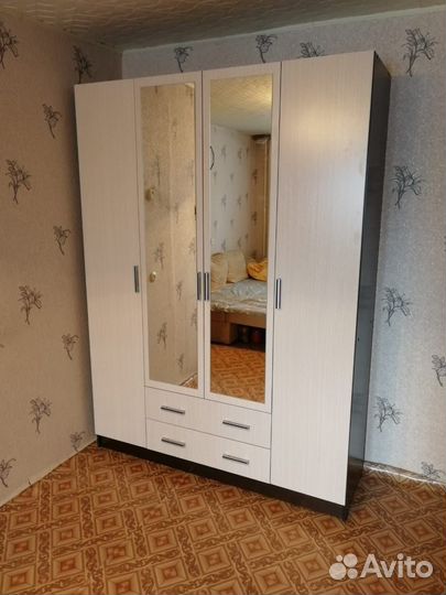 Шкаф распашной 4 двери +с зеркалам новый в наличии