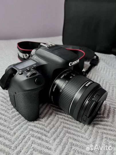 Зеркальный фотоаппарат Canon EOS 77D