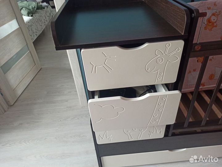 Детская кроватка с маятником