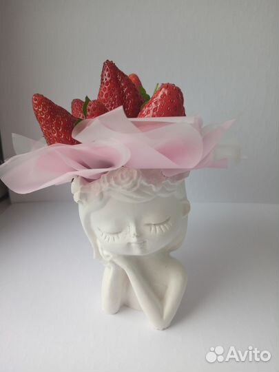 Клубничный подарок в милом кашпо