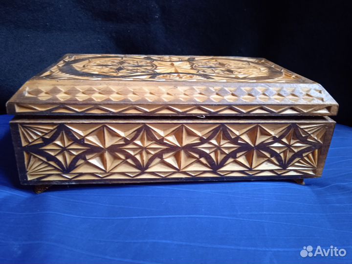 Деревянная шкатулка