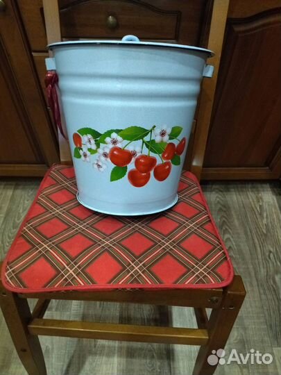 Эмалированное ведро с крышкой