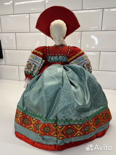 Фарфоровая кукла грелка на чайник в русском наряде