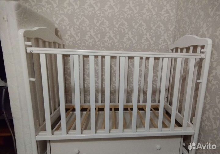 Детская кроватка с маятником
