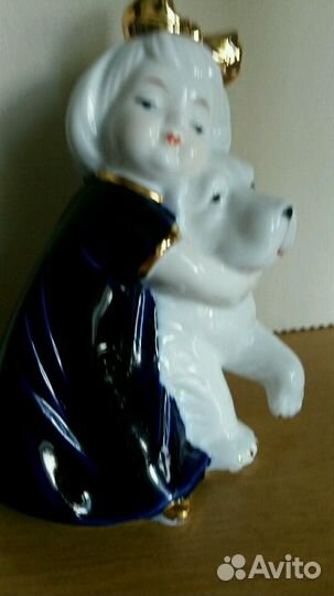 Статуэтка фарфор. Девочка с собачкой