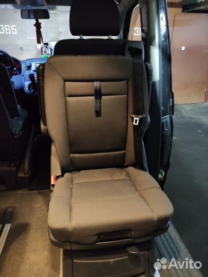 Поворотное сиденье Volkswagen MultivenT5 с детским