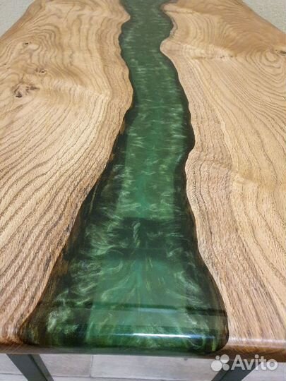 Стол из масива дуба и эпоксидной смолы